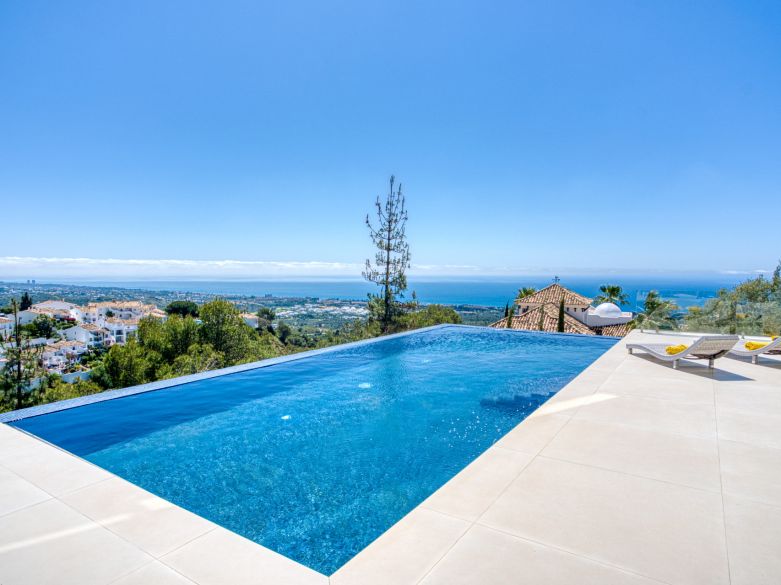 Outstanding, five bedroom Villa located in Altos de Los Monteros with panoramic sea views