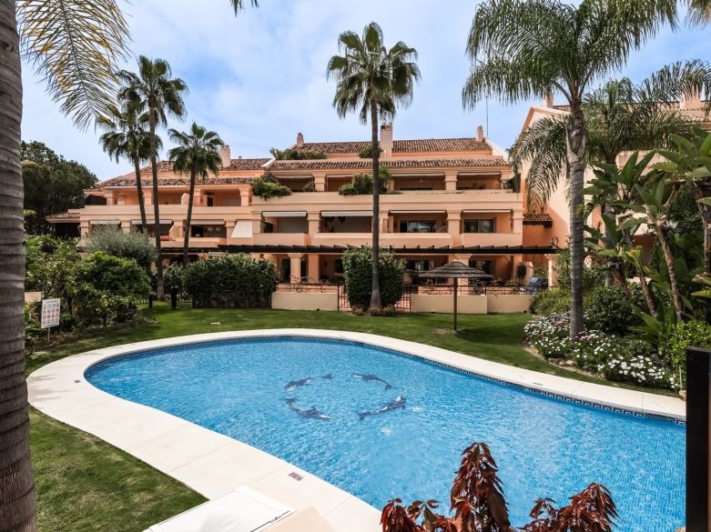 Elegant south-facing two-bedroom elevated ground floor apartment located in the exclusive gated community of Albatross Hill in Nueva Andalucía.