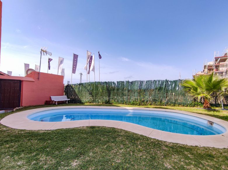 Spacious 3-bedroom apartment with private garden in El Padrón, Estepona.