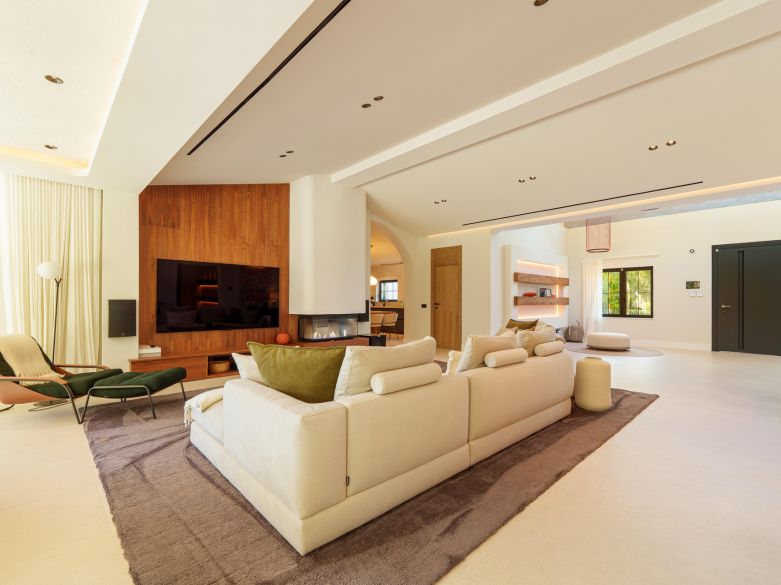 Exceptional one-level villa located beachside close to Puerto Banus!