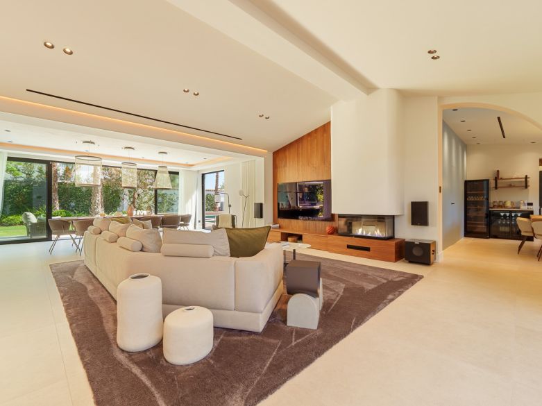 Exceptional one-level villa located beachside close to Puerto Banus!