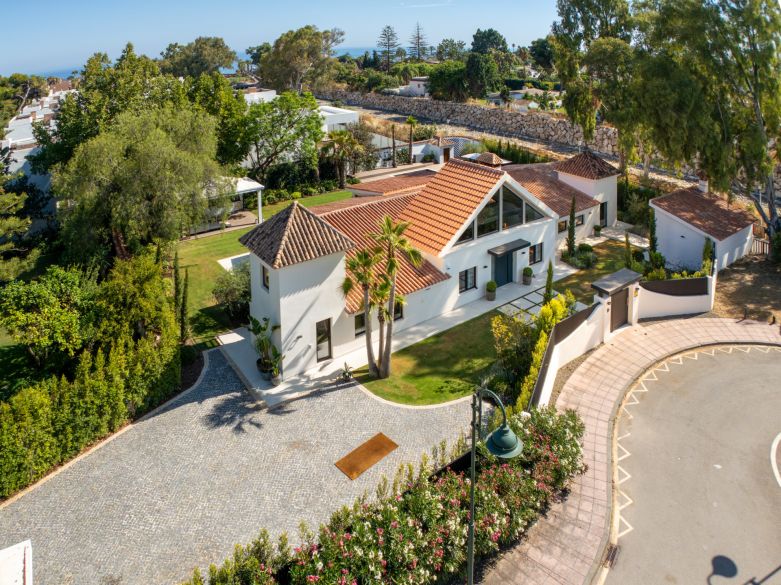 Exceptional one-level villa located beachside close to Puerto Banus!