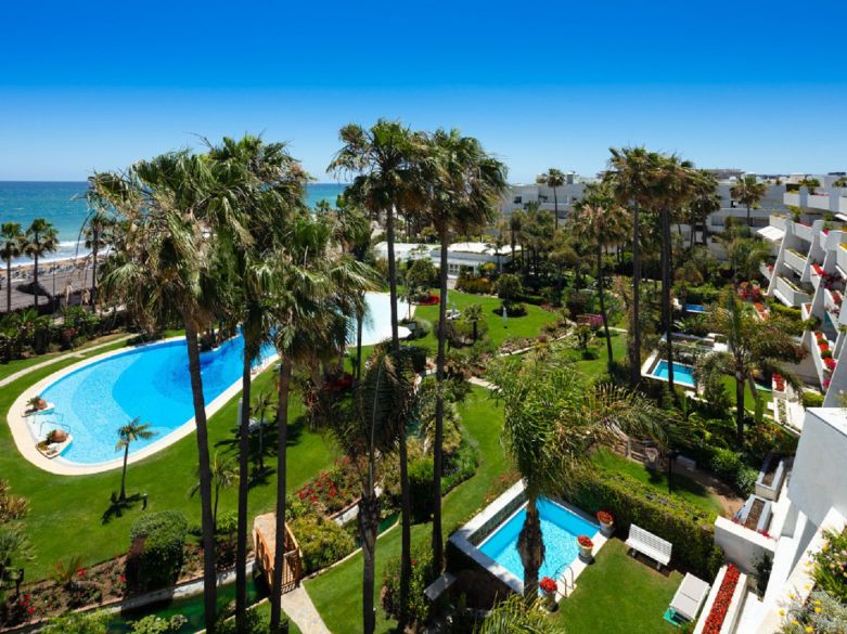 Frontline beach penthouse next to Puerto Banus - Investment Opportunity!