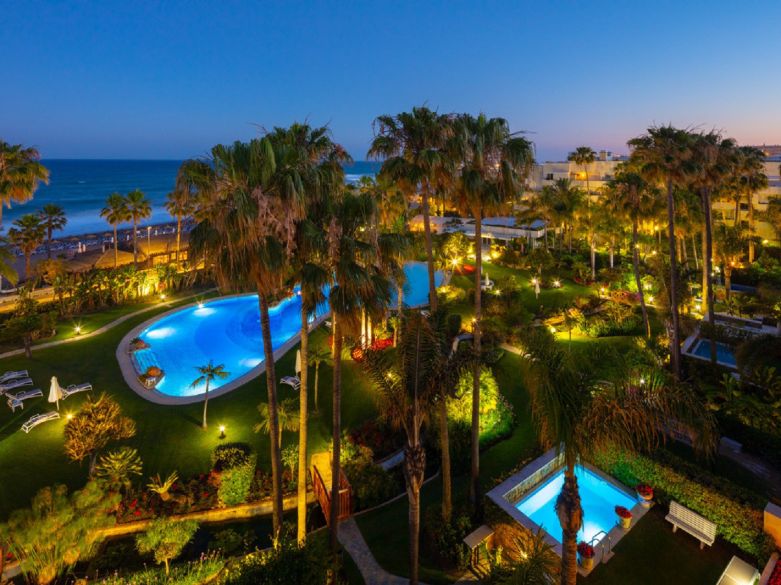 Ático en primera línea de playa junto a Puerto Banús - ¡Oportunidad de inversión!