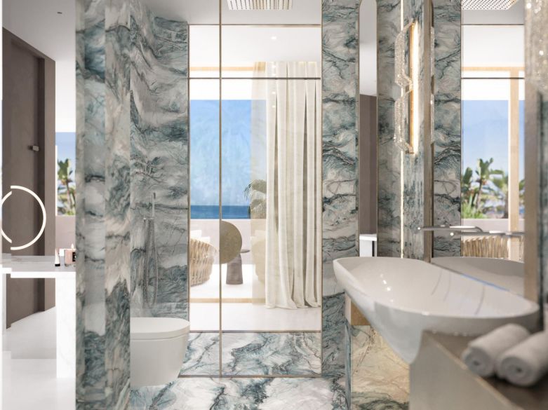 Ático en primera línea de playa junto a Puerto Banús - ¡Oportunidad de inversión!