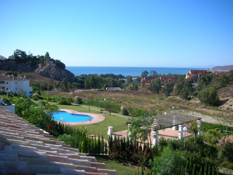 Elegant Penthouse with Sea & Mountain Views – and Walking Distance to the Beach