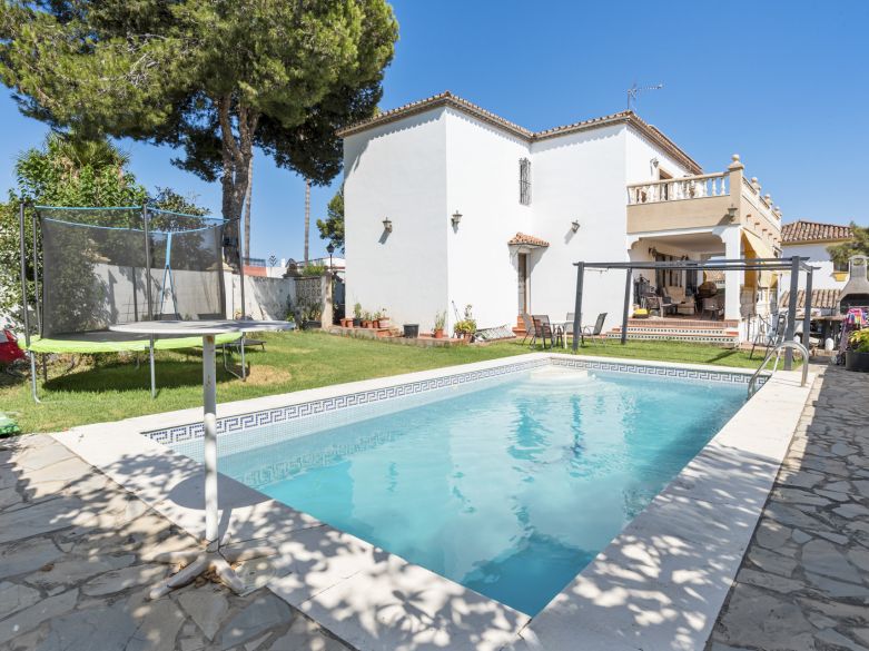 Spacious Villa with Sea & Mountain Views in Estepona!