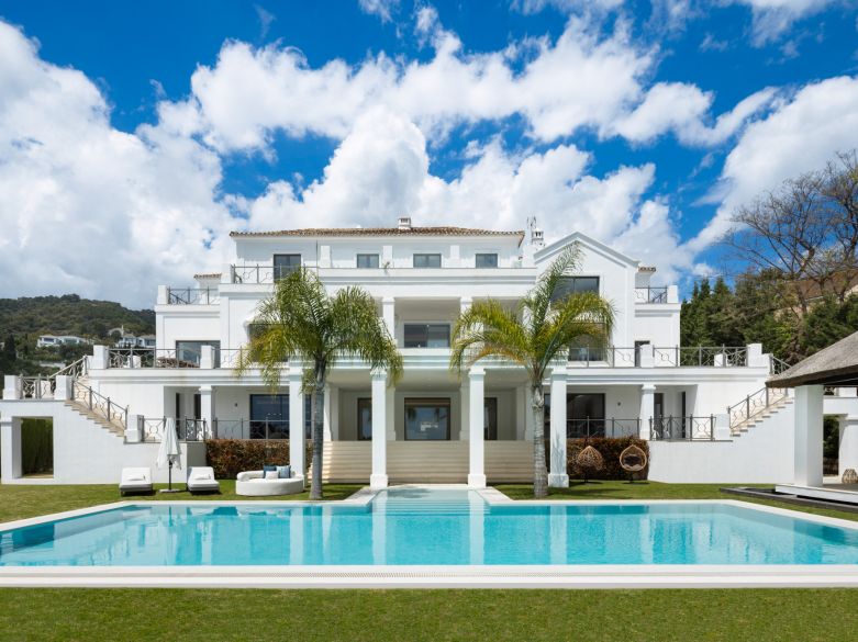 Stunning mansion with a blend of modern and traditional Andalusian architecture in El Madroñal!