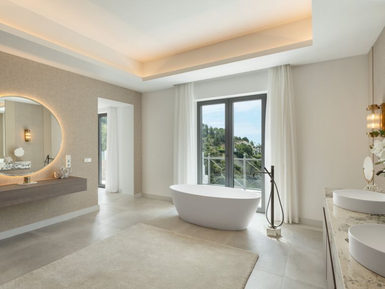 ¡Impresionante mansión que combina la arquitectura moderna con la tradicional andaluza en El Madroñal!