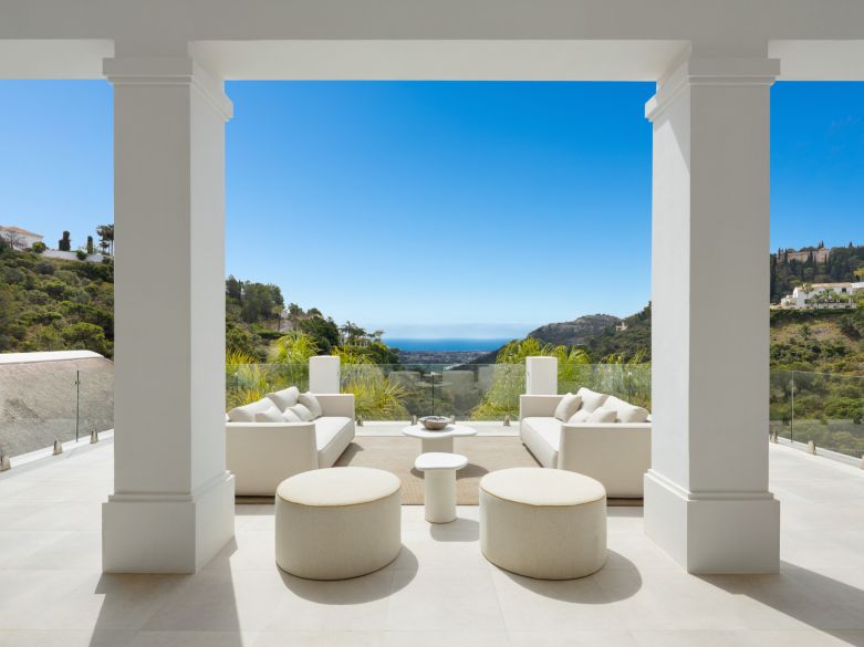 ¡Impresionante mansión que combina la arquitectura moderna con la tradicional andaluza en El Madroñal!