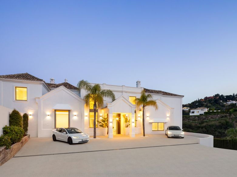 ¡Impresionante mansión que combina la arquitectura moderna con la tradicional andaluza en El Madroñal!