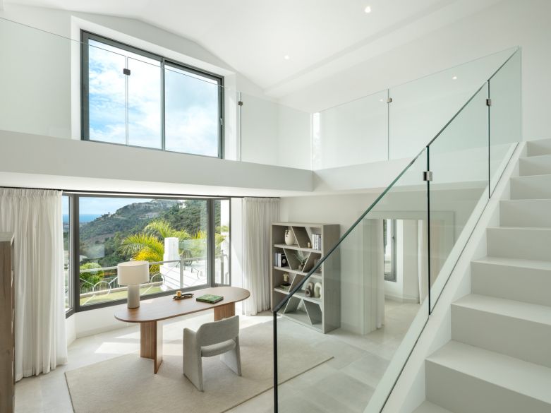 ¡Impresionante mansión que combina la arquitectura moderna con la tradicional andaluza en El Madroñal!