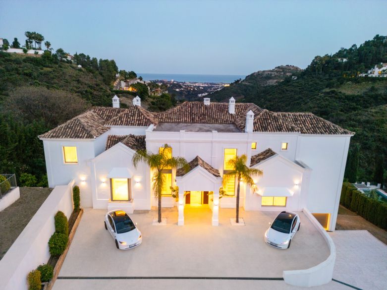 ¡Impresionante mansión que combina la arquitectura moderna con la tradicional andaluza en El Madroñal!