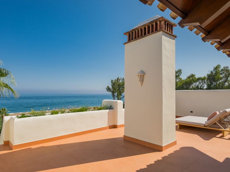 Beachfront luxury penthouse close to Estepona town!