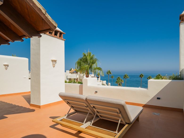 Beachfront luxury penthouse close to Estepona town!