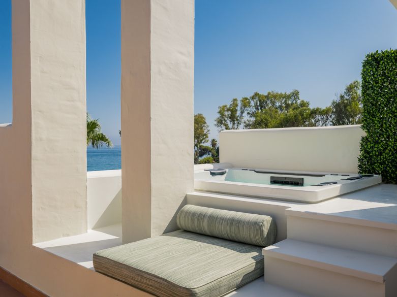 Beachfront luxury penthouse close to Estepona town!