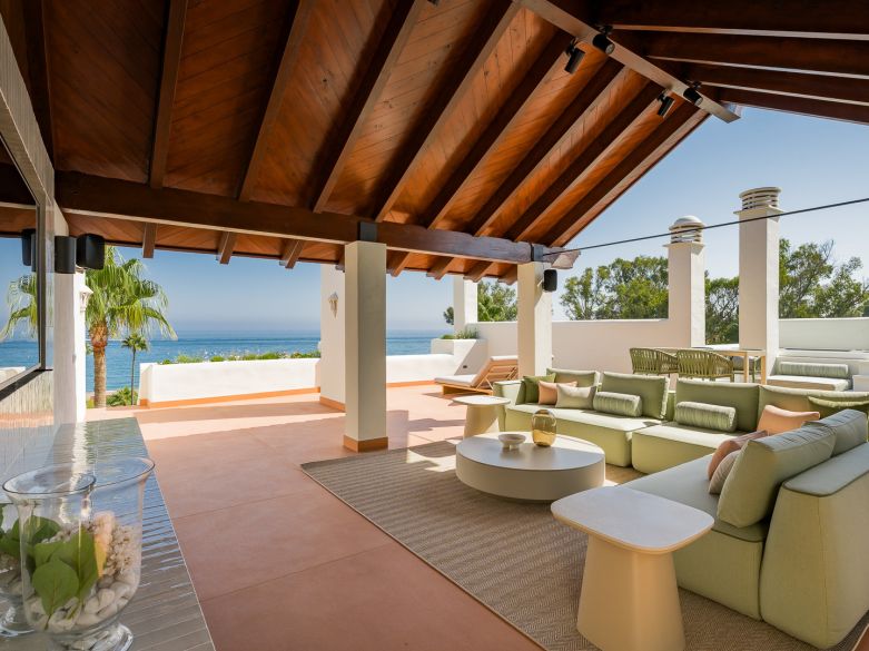 Beachfront luxury penthouse close to Estepona town!