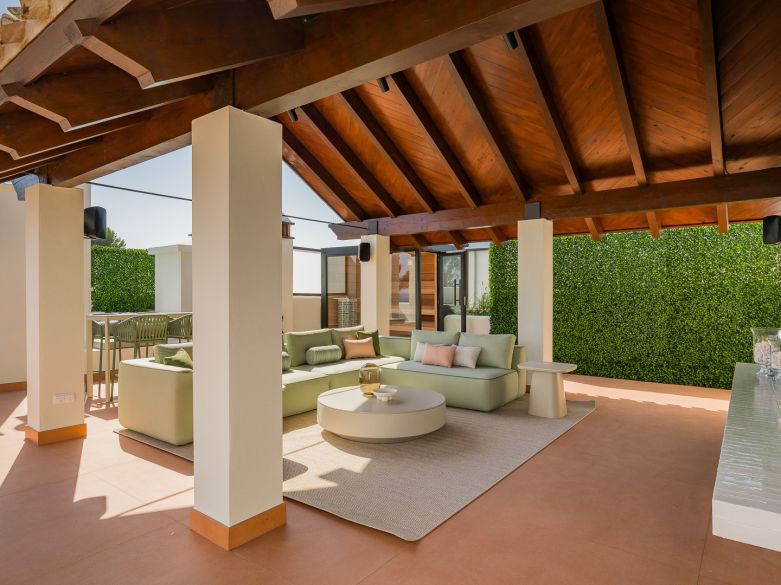 Beachfront luxury penthouse close to Estepona town!