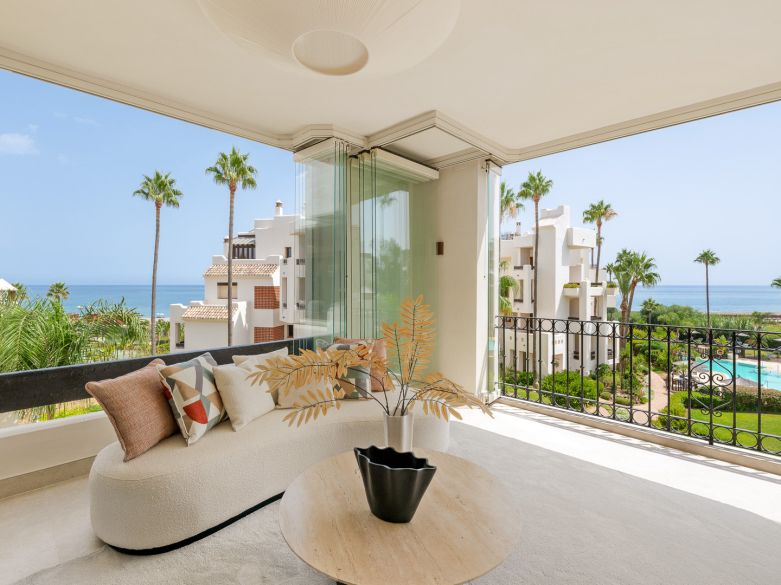 Stunning, recently renovated, apartment on the beach close to Estepona town!