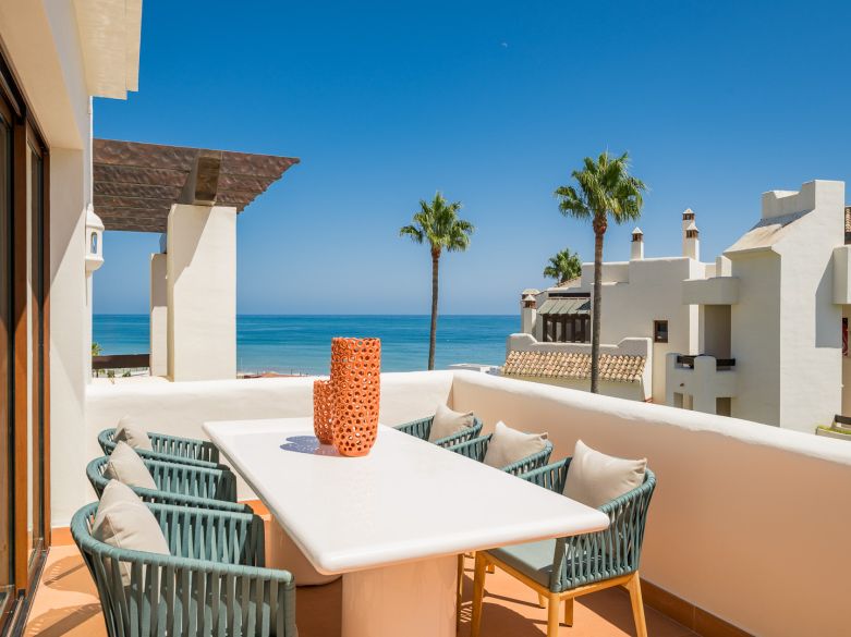 Exquisite duplex penthouse front line to the beach near Estepona town!