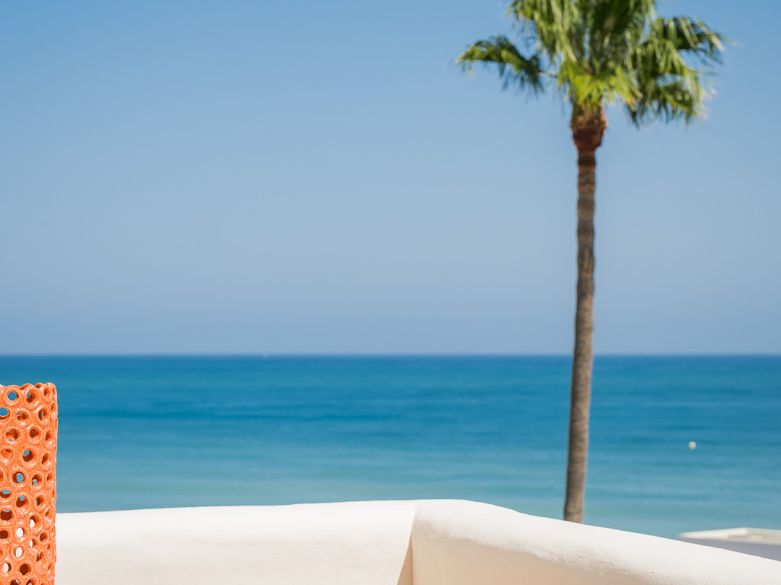Exquisite duplex penthouse front line to the beach near Estepona town!
