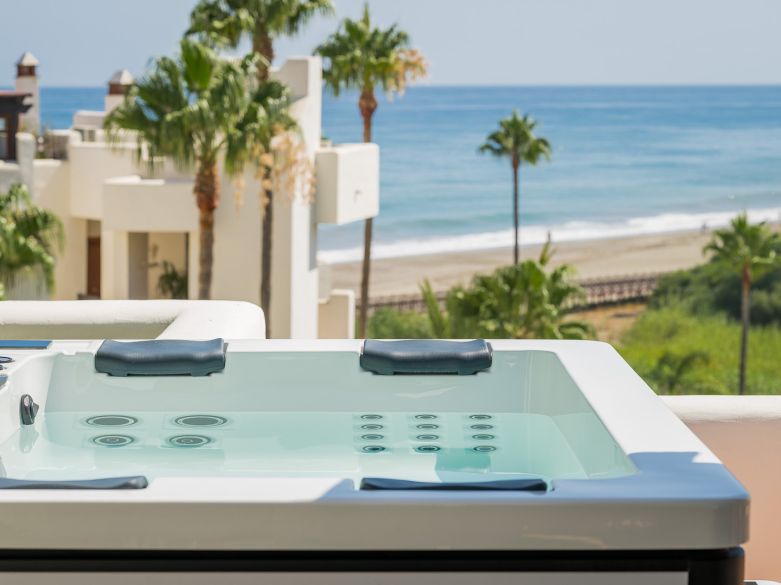 Exquisite duplex penthouse front line to the beach near Estepona town!