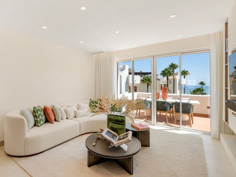 Exquisite duplex penthouse front line to the beach near Estepona town!