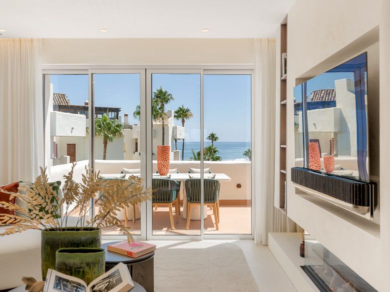 Exquisite duplex penthouse front line to the beach near Estepona town!