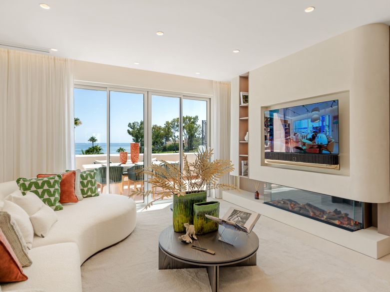 Exquisite duplex penthouse front line to the beach near Estepona town!