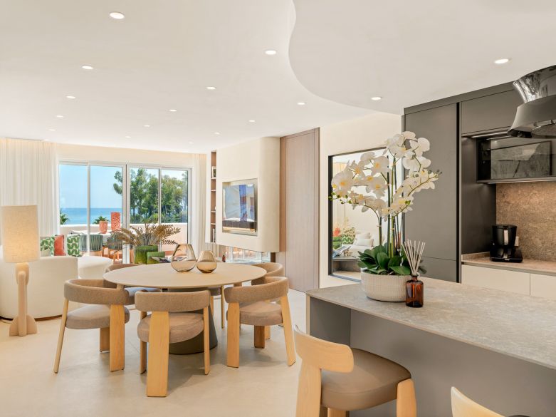 Exquisite duplex penthouse front line to the beach near Estepona town!