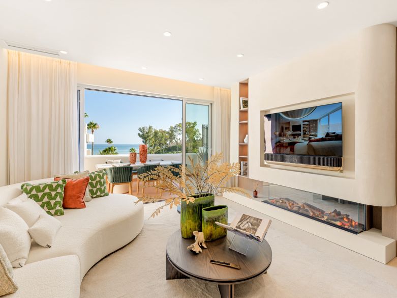 Exquisite duplex penthouse front line to the beach near Estepona town!