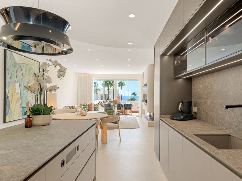 Exquisite duplex penthouse front line to the beach near Estepona town!