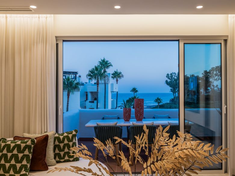 Exquisite duplex penthouse front line to the beach near Estepona town!