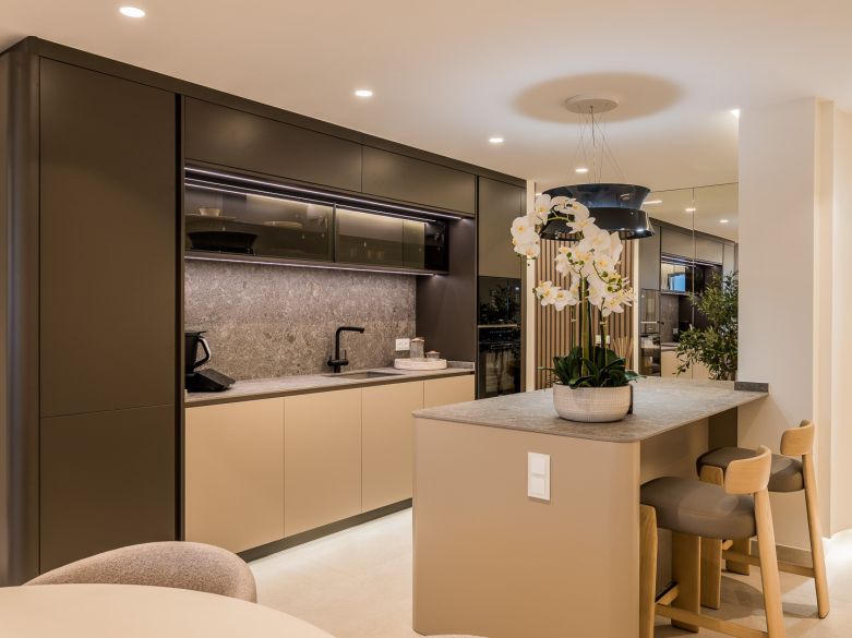 Exquisite duplex penthouse front line to the beach near Estepona town!