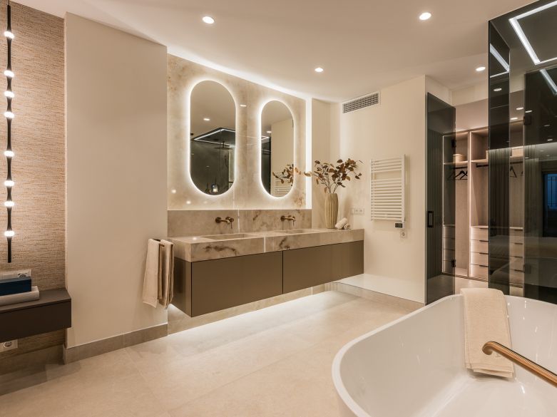 Exquisite duplex penthouse front line to the beach near Estepona town!