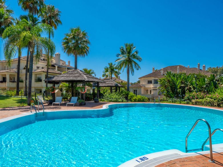 Elegant Duplex Penthouse in the Prestigious Las Alamandas, Nueva Andalucía