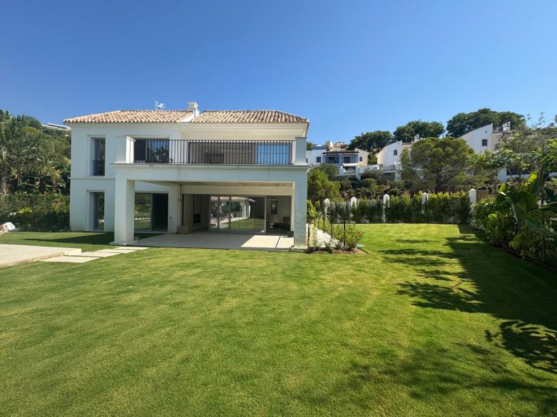 Villa Moderna de Estilo Andaluz-Provenzal en Los Arqueros, Benahavís