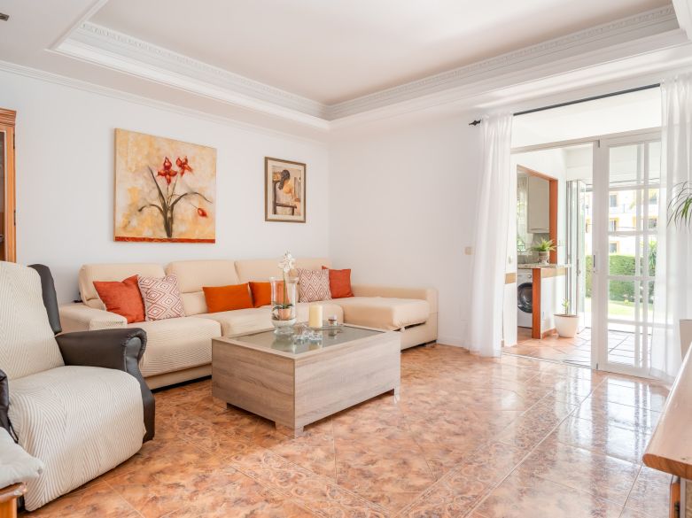 Elegante Apartamento de 3 dormitorios en Primera Nueva Andalucía Ubicación