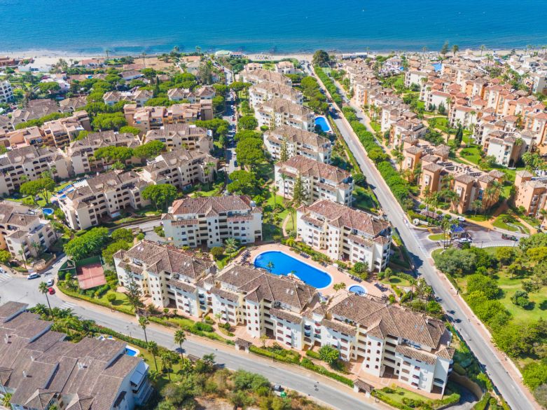 Hermoso apartamento de dos dormitorios situado en la prestigiosa Hacienda Playa, Elviria