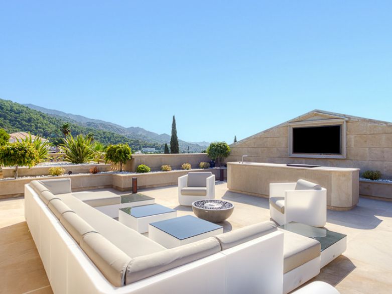 Une propriété architecturale unique, orientée sud, située dans la communauté fermée exclusive de Sierra Blanca sur Marbella