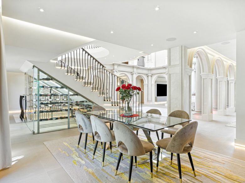 Une propriété architecturale unique, orientée sud, située dans la communauté fermée exclusive de Sierra Blanca sur Marbella