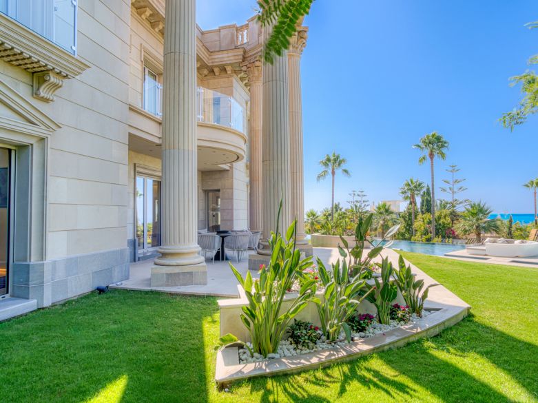 Une propriété architecturale unique, orientée sud, située dans la communauté fermée exclusive de Sierra Blanca sur Marbella