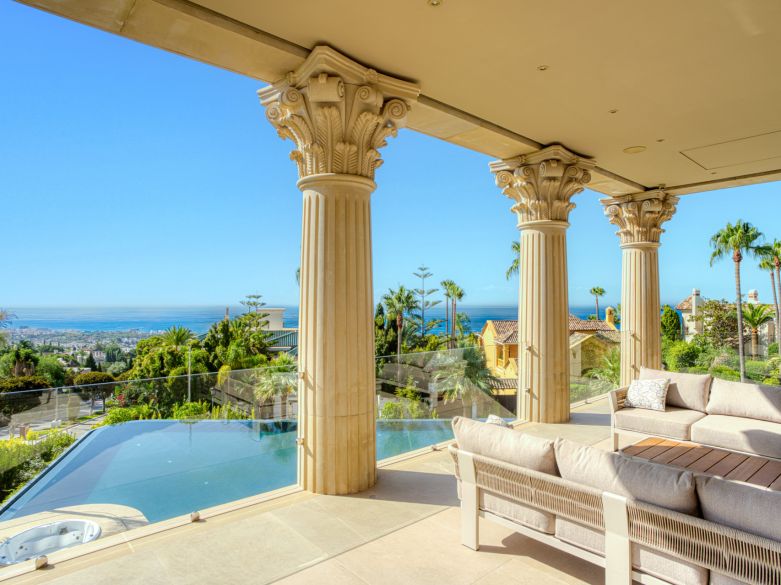 Une propriété architecturale unique, orientée sud, située dans la communauté fermée exclusive de Sierra Blanca sur Marbella