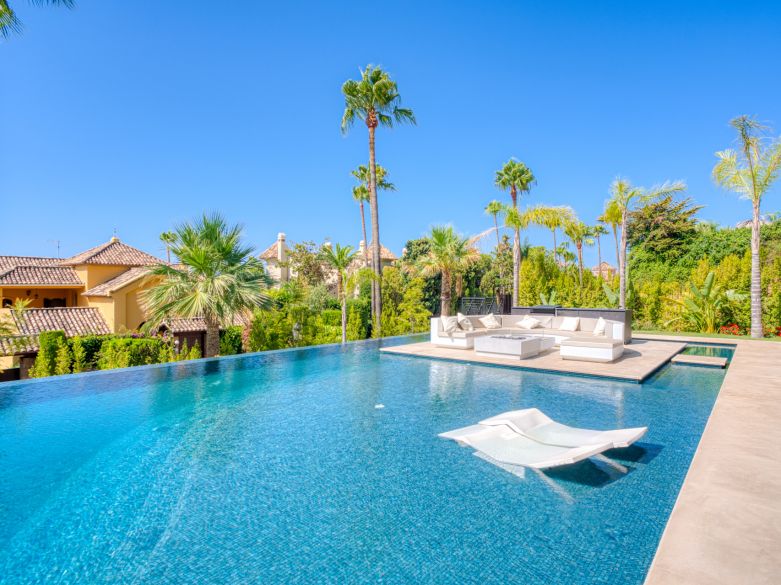 Une propriété architecturale unique, orientée sud, située dans la communauté fermée exclusive de Sierra Blanca sur Marbella