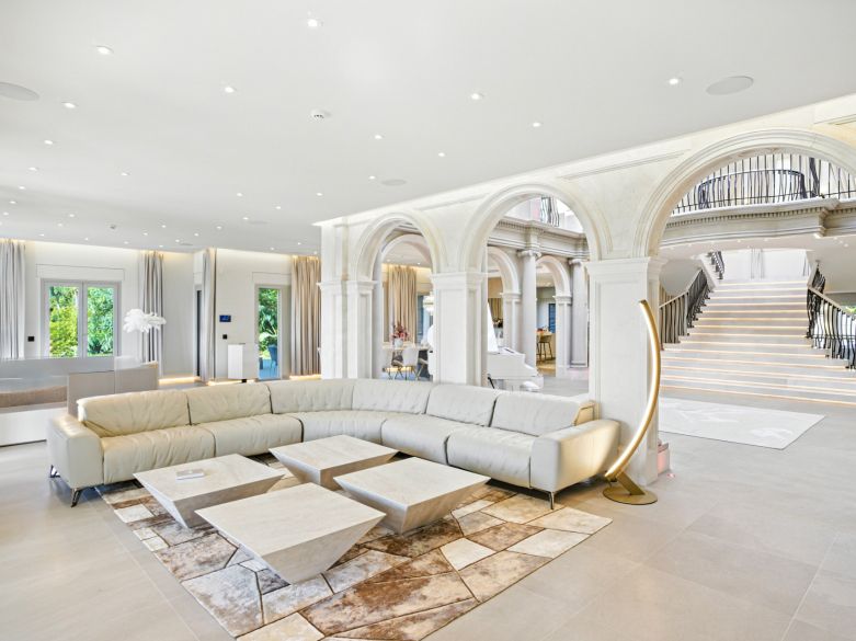 Une propriété architecturale unique, orientée sud, située dans la communauté fermée exclusive de Sierra Blanca sur Marbella