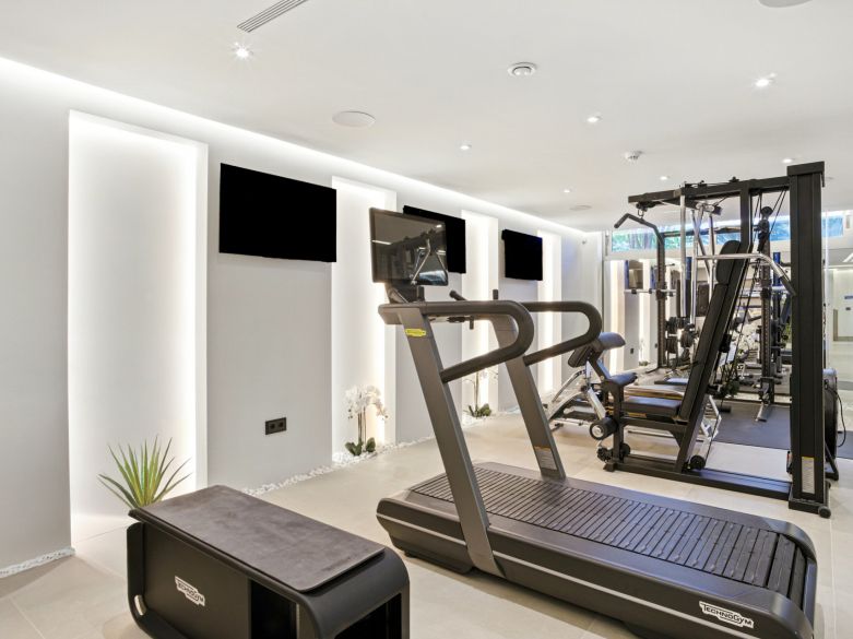 Une propriété architecturale unique, orientée sud, située dans la communauté fermée exclusive de Sierra Blanca sur Marbella