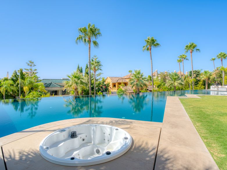 Une propriété architecturale unique, orientée sud, située dans la communauté fermée exclusive de Sierra Blanca sur Marbella