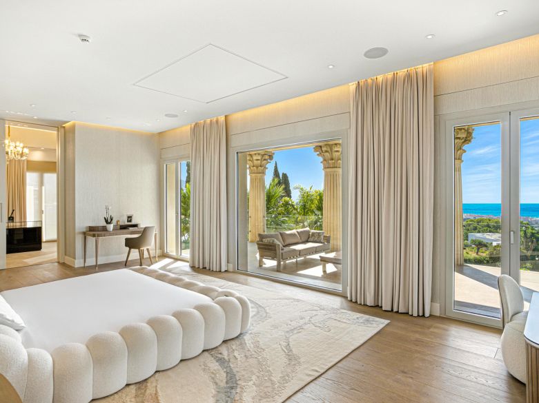 Une propriété architecturale unique, orientée sud, située dans la communauté fermée exclusive de Sierra Blanca sur Marbella