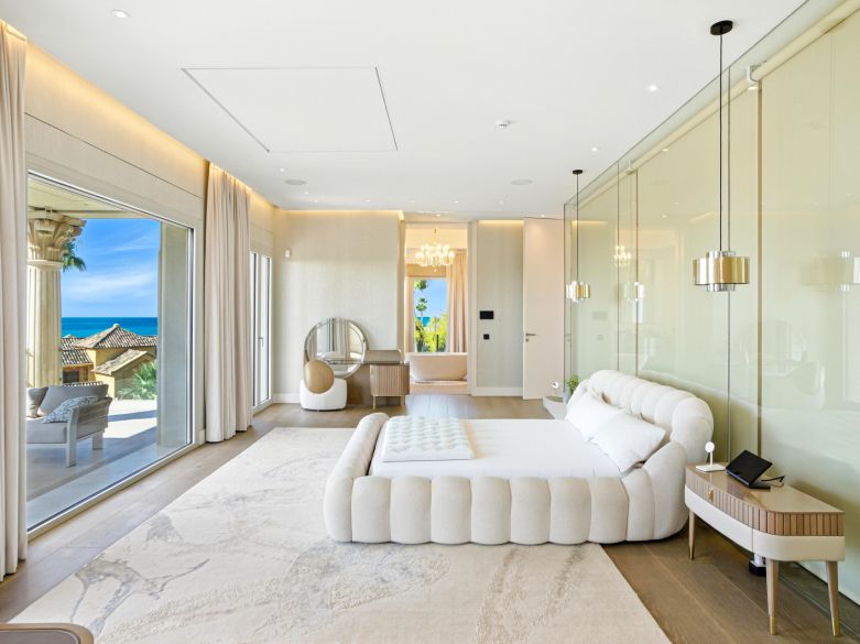 Une propriété architecturale unique, orientée sud, située dans la communauté fermée exclusive de Sierra Blanca sur Marbella