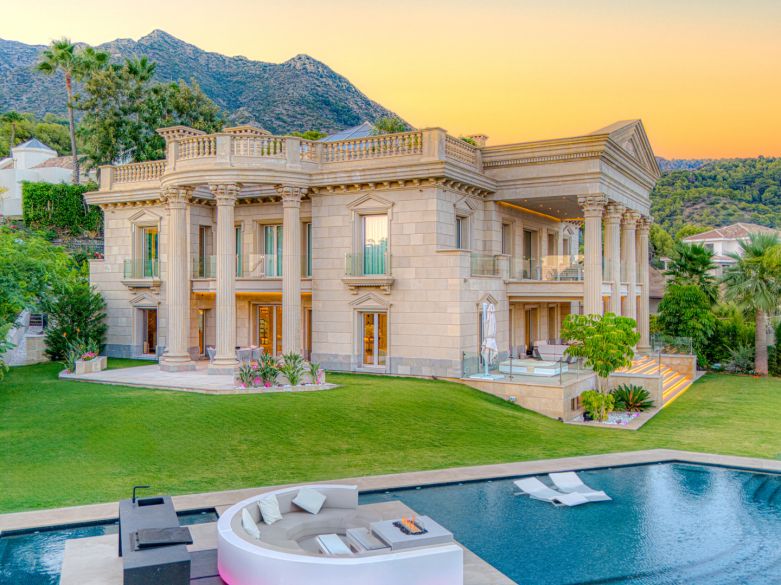 Une propriété architecturale unique, orientée sud, située dans la communauté fermée exclusive de Sierra Blanca sur Marbella